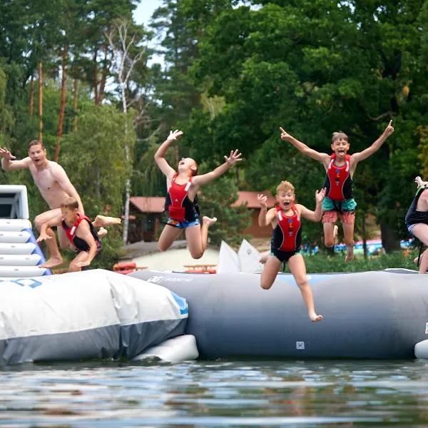 Szaleństwa na dmuchanej trampolinie połączone ze skokami do wody